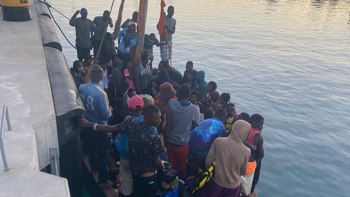 400 Haitians evacuated from uninhabited Bahamas cay
