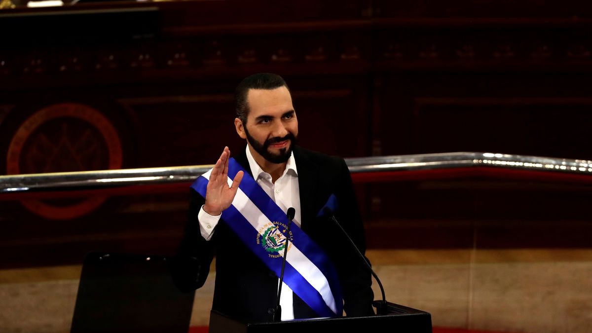 Bukele receives controversial project to reform the Constitution of El Salvador