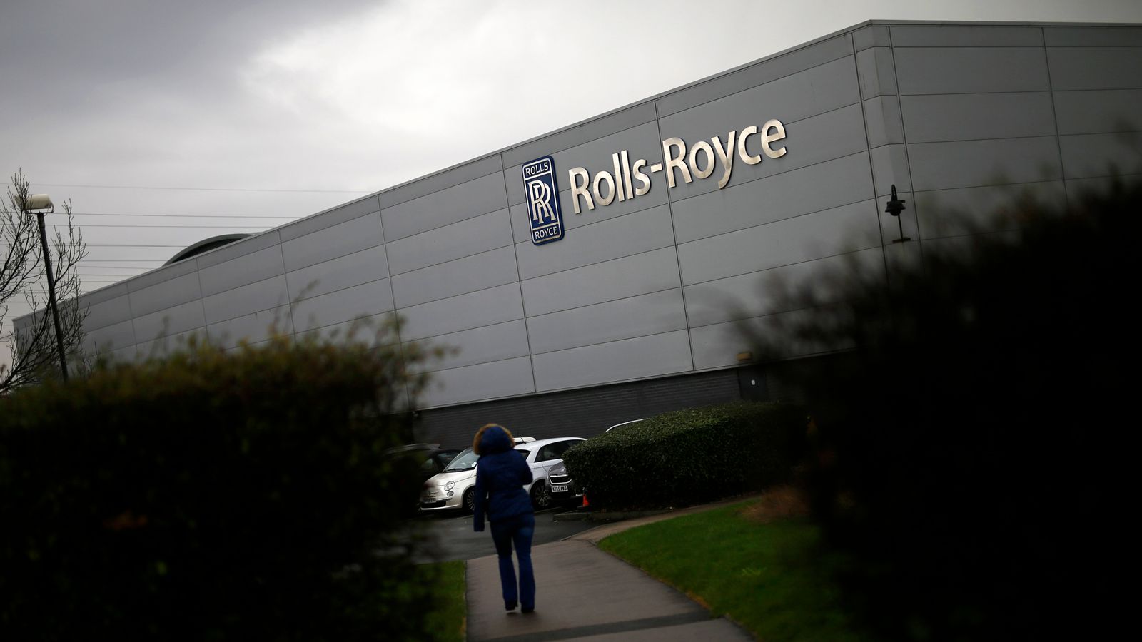 Rolls-Royce hands workers £2,000 to ease cost of living squeeze