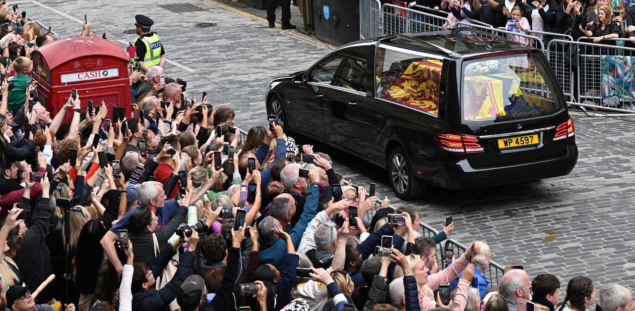 Queen Elizabeth II's cortege met by huge crowds in Edinburgh